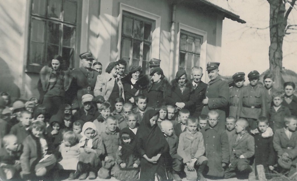 Jerzy Hickiewicz w grupie dzieci Dębno 1946 r.